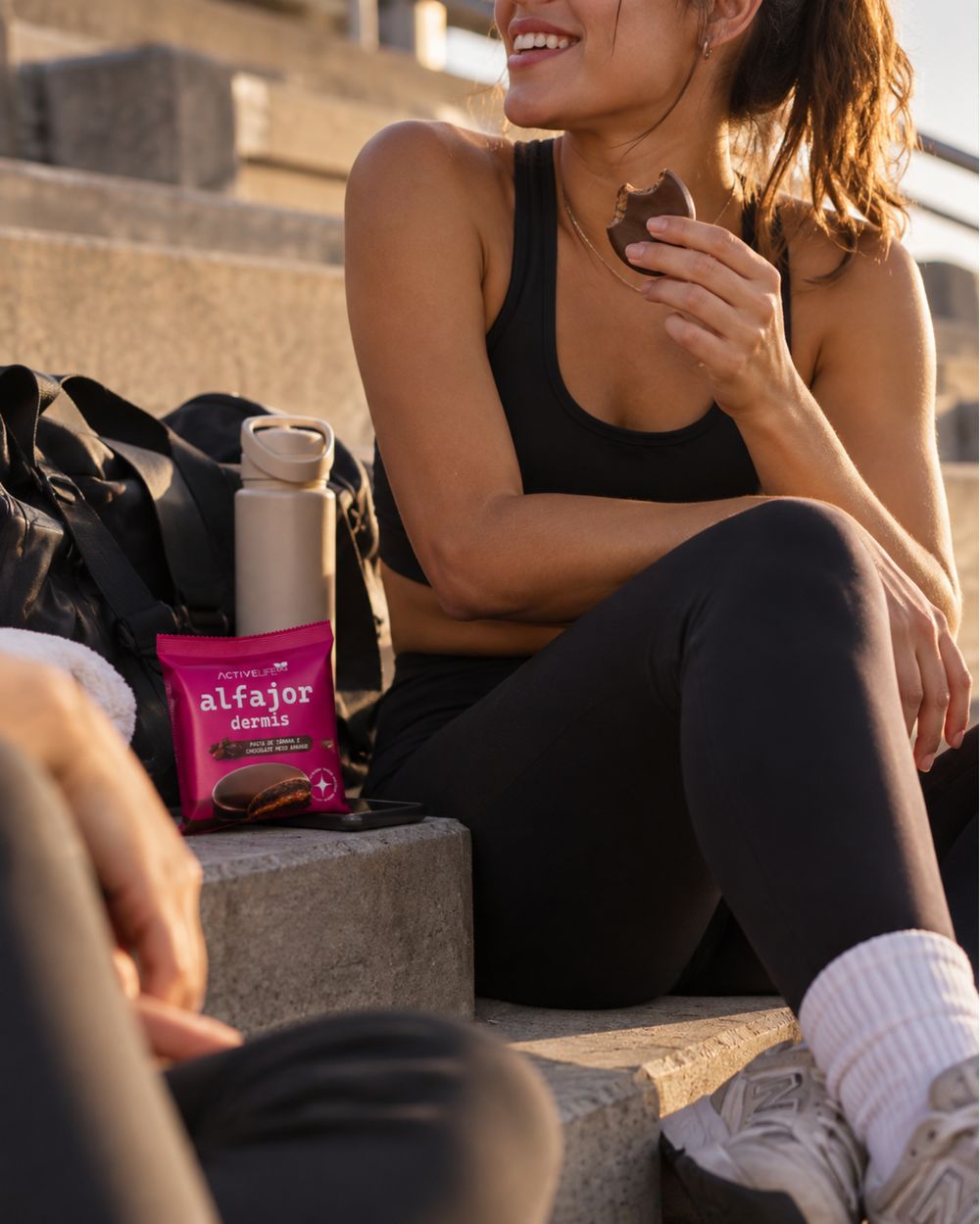 Pessoa comendo um alfajor Active Life depois do treino